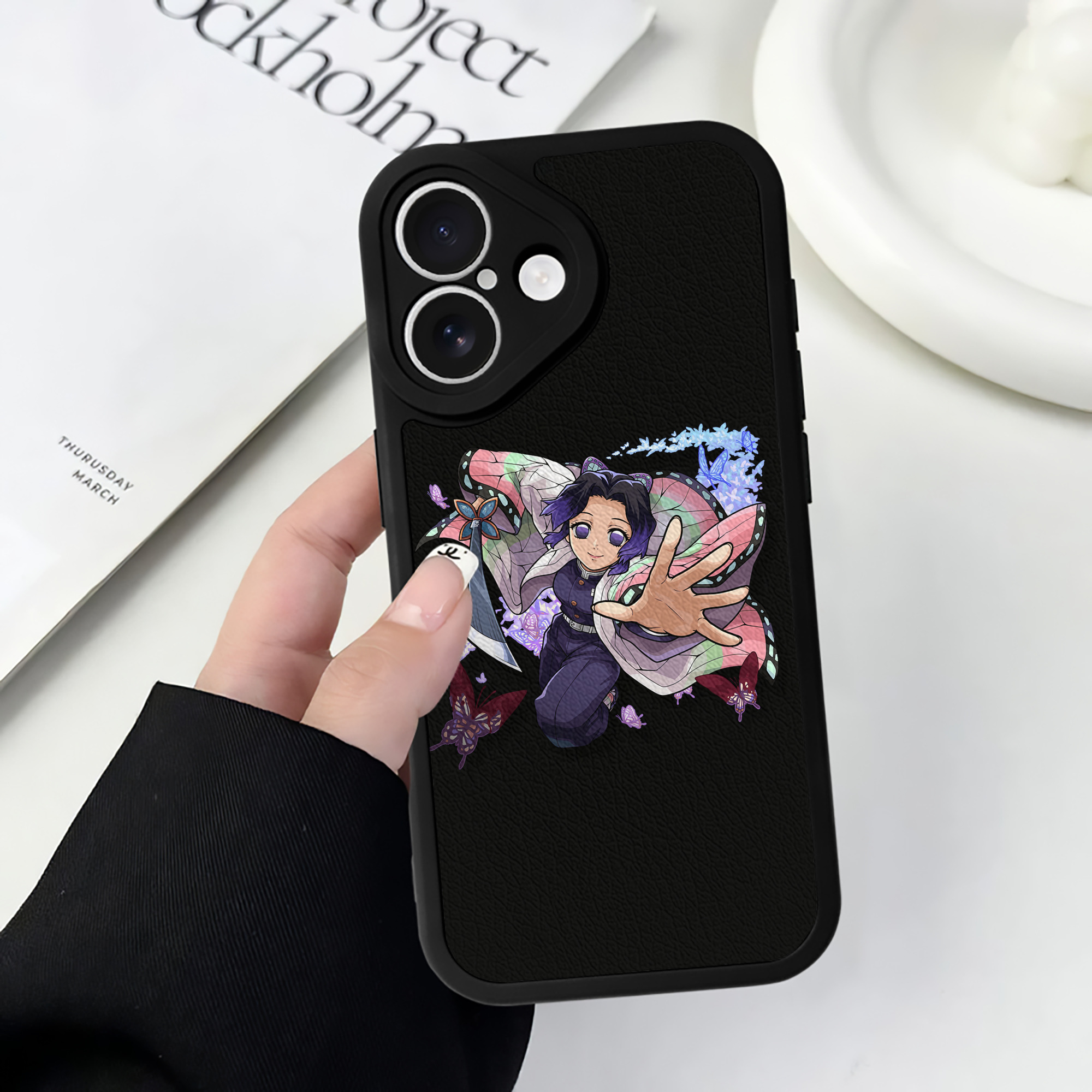 （画像用） 鬼滅の刃（きめつのやいば）蟲柱-胡蝶 しのぶ／こちょう しのぶ Kochou Shinobu 【iPhone 16シリーズ対応】シリコンスマホケース（レザー調） 材質：シリコン